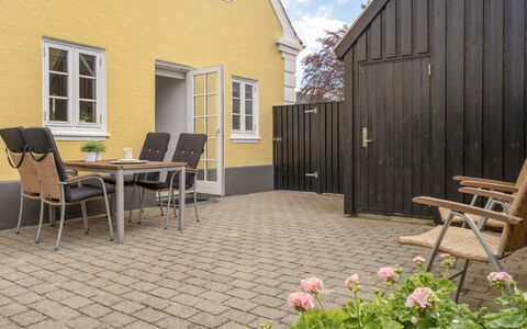 Stephie - 1.1Km from the Sea: Bois, Sol, Arbuste, Pot De Fleur, Sol, Mobilier De Jardin, Domicile, Jardin, Dalle