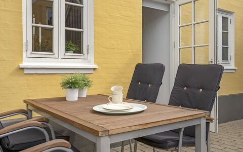 Stephie - 1.1Km from the Sea: Meubles, Table, Chaise, Bois, Mobilier De Jardin, Sol, Table Cuisine Et Salle A Manger, Tableau De Plein Air, Sol, Salle À Manger
