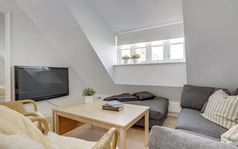 Stephie - 1.1Km from the Sea: Meubles, Design Intérieur, Sol, Sol, Bois, Canapé, Plafond, Pièce, Domicile, Salon