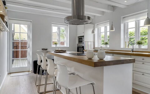 Stephie - 1.1Km from the Sea: Meubles, Sol, Design Intérieur, Comptoir, Bois, Sol, Cuisine, Cabinetry, Plafond, Parquet