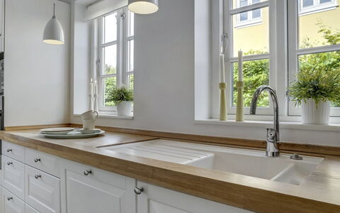 Stephie - 1.1Km from the Sea: Design Intérieur, Sol, Comptoir, Luminaire Plomberie, Bois, Cuisine, Évier, Robinet, Cabinetry, Meubles
