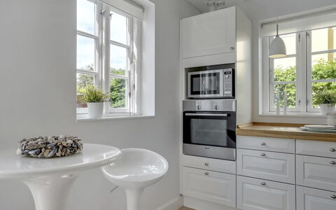 Stephie - 1.1Km from the Sea: Design Intérieur, Meubles, Sol, Cabinetry, Mur, Bois, Comptoir, Sol, Cuisine, Domicile