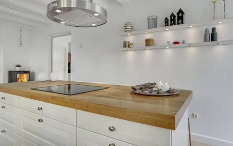 Stephie - 1.1Km from the Sea: Cuisine, Bois, Sol, Comptoir, Cabinetry, Design Intérieur, Plafond, Luminaire, Meubles, Sol
