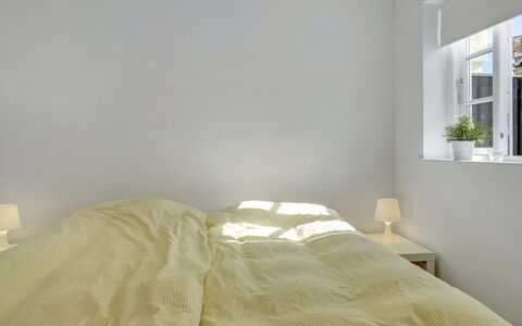 Stephie - 1.1Km from the Sea: Chambre, Mur, Lit, Literie, Design Intérieur, Drap De Lit, Sol, Sol, Linge, Plafond