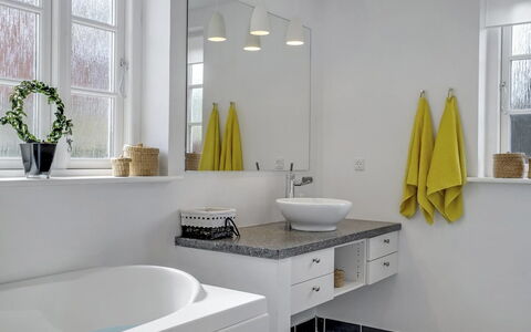 Stephie - 1.1Km from the Sea: Salle De Bains, Design Intérieur, Lavabo, Luminaire Plomberie, Évier, Mur, Sol, Armoire De Toilette, Miroir, Robinet