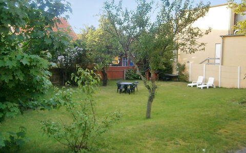 Harro - 150M from the Sea: Jardin, Arbuste, Pelouse, Arrière-Cour, Cour, Ombre, Aménagement Paysager, Chaise, Mobilier De Jardin, Cour