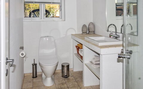 Harro - 150M from the Sea: Siège De Toilette, Salle De Bains, Luminaire Plomberie, Toilette, Sol, Mur, Design Intérieur, Sol, Évier, Lavabo
