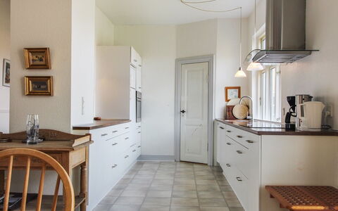 Harro - 150M from the Sea: Sol, Design Intérieur, Meubles, Cabinetry, Sol, Comptoir, Cuisine, Bois, Plafond, Luminaire