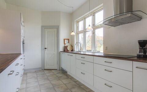 Harro - 150M from the Sea: Sol, Bois, Cabinetry, Design Intérieur, Sol, Cuisine, Comptoir, Plafond, Tiroir, Domicile