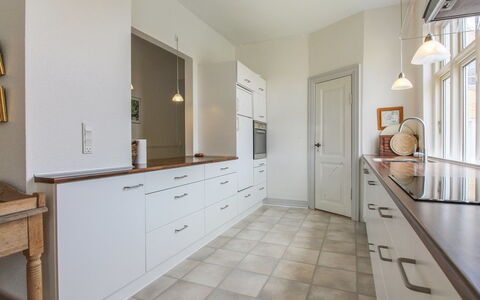 Harro - 150M from the Sea: Sol, Design Intérieur, Cabinetry, Sol, Cuisine, Comptoir, Plafond, Appareil De Cuisine, Meubles, Éclairage
