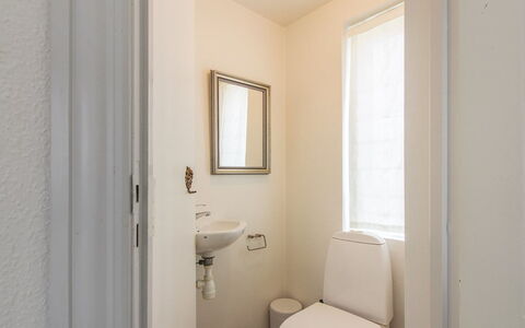 Harro - 150M from the Sea: Mur, Sol, Design Intérieur, Luminaire Plomberie, Sol, Siège De Toilette, Toilette, Lavabo, Salle De Bains, Pièce