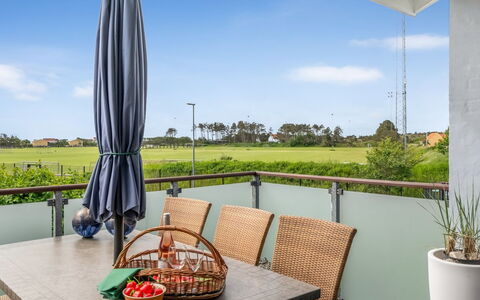 Kurt - 600M from the Sea: Meubles, Mobilier De Jardin, Lot Terre, Ombre, Chaise, Eco Hôtel, Tableau De Plein Air, Balcon, Table Cuisine Et Salle A Manger, Clôture