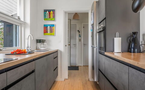 Kurt - 600M from the Sea: Cuisine, Appareil De Cuisine, Comptoir, Principaux Appliance, Cabinetry, Meubles, Design Intérieur, Électroménager, Sol, Bois