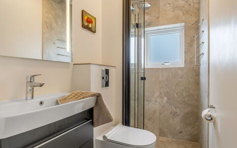Kurt - 600M from the Sea: Salle De Bains, Luminaire Plomberie, Sol, Mur, Design Intérieur, Toilette, Sol, Évier, Lavabo, Siège De Toilette