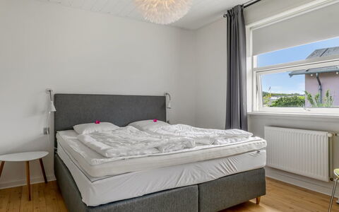 Kurt - 600M from the Sea: Chambre, Lit, Sol, Sol, Plafond, Literie, Design Intérieur, Drap De Lit, Cadre De Lit, Meubles