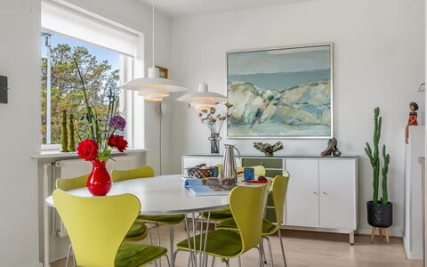 Kurt - 600M from the Sea: Meubles, Design Intérieur, Table, Sol, Plafond, Chaise, Salle À Manger, Table Cuisine Et Salle A Manger, Éclairage, Sol