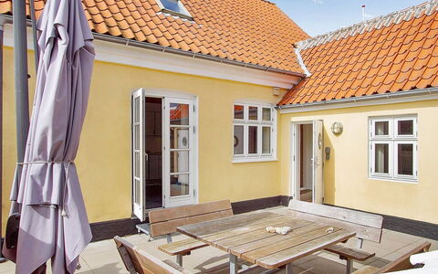 Minte - 450M from the Sea: Bois, Porte, Domicile, Mobilier De Jardin, Tache De Bois, Chalet, Ombre, Plate-Forme, Dur, Cour