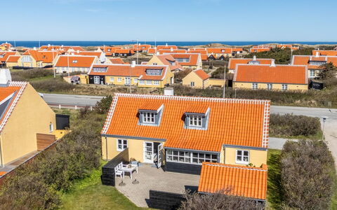 Hialmar - 400M from the Sea: Architecture, Toit, Domicile, Composite, Daylighting, Siding, Allée