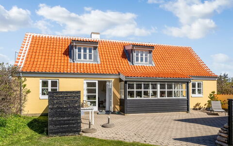 Hialmar - 400M from the Sea: Architecture, Toit, Domicile, Composite, Daylighting, Siding, Allée