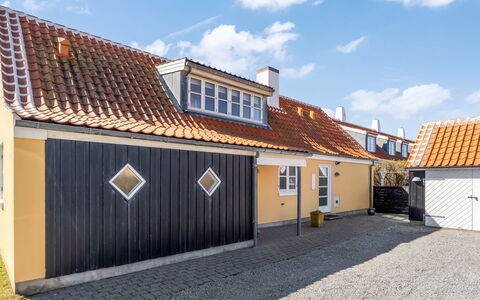 Hialmar - 400M from the Sea: Architecture, Toit, Domicile, Composite, Daylighting, Siding, Allée