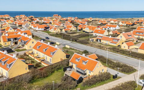 Hialmar - 400M from the Sea: Architecture, Toit, Domicile, Composite, Daylighting, Siding, Allée