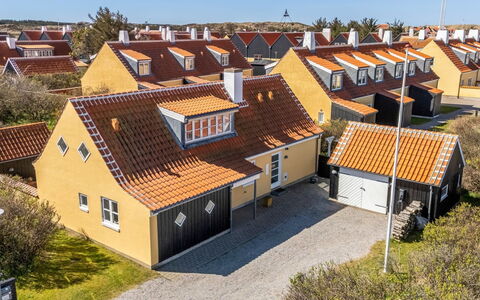 Hialmar - 400M from the Sea: Architecture, Toit, Domicile, Composite, Daylighting, Siding, Allée