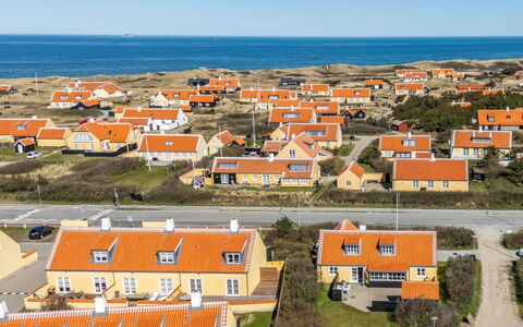 Hialmar - 400M from the Sea: Architecture, Toit, Domicile, Composite, Daylighting, Siding, Allée