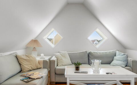 Hialmar - 400M from the Sea: Meubles, Design Intérieur, Canapé, Plafond, Sol, Salon, Sol, Pièce, Éclairage, Domicile