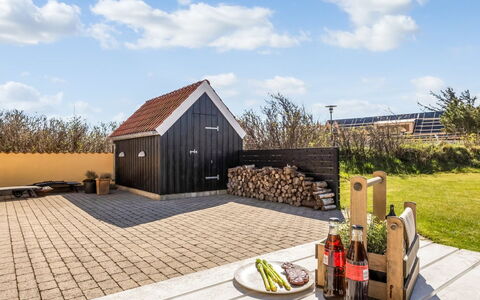 Hialmar - 400M from the Sea: Ciel, Bois, Toit, Architecture, Domicile, Chalet, Lot Terre, Siding, Cabanon, Ombre