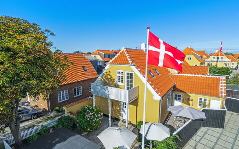 Ortrud - 200M from the Sea: Chalet, Domicile, Maison, Toit, Porche, Biens, Siding, Batiments Jardin, Ferme, Cour