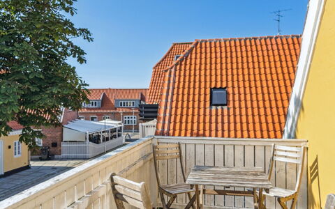 Ortrud - 200M from the Sea: Chalet, Domicile, Maison, Toit, Porche, Biens, Siding, Batiments Jardin, Ferme, Cour