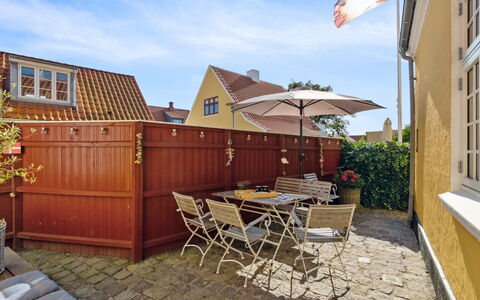 Ortrud - 200M from the Sea: Chalet, Domicile, Maison, Toit, Porche, Biens, Siding, Batiments Jardin, Ferme, Cour