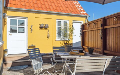 Ortrud - 200M from the Sea: Chalet, Domicile, Maison, Toit, Porche, Biens, Siding, Batiments Jardin, Ferme, Cour