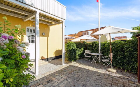 Ortrud - 200M from the Sea: Chalet, Domicile, Maison, Toit, Porche, Biens, Siding, Batiments Jardin, Ferme, Cour