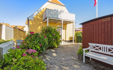 Ortrud - 200M from the Sea: Chalet, Domicile, Maison, Toit, Porche, Biens, Siding, Batiments Jardin, Ferme, Cour