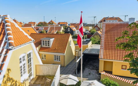 Ortrud - 200M from the Sea: Chalet, Domicile, Maison, Toit, Porche, Biens, Siding, Batiments Jardin, Ferme, Cour