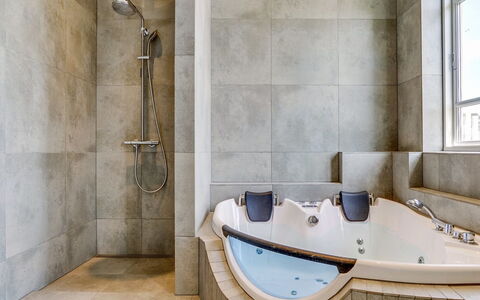 Sölve - 900M from the Sea: Baignoire, Luminaire Plomberie, Salle De Bains, Sol, Design Intérieur, Sol, Plomberie, Robinet, Douche, Tuile