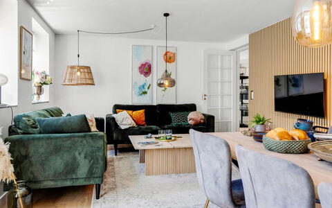 Viivi - 900M from the Sea: Meubles, Design Intérieur, Canapé, Sol, Sol, Salon, Mur, Pièce, Bois, Domicile