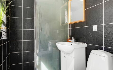Viivi - 900M from the Sea: Mur, Sol, Sol, Luminaire Plomberie, Design Intérieur, Salle De Bains, Éclairage, Toilette, Plomberie, Siège De Toilette