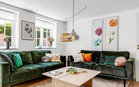 Viivi - 900M from the Sea: Design Intérieur, Canapé, Meubles, Salon, Throw Pillow, Domicile, Coussin, Oreiller, Pièce