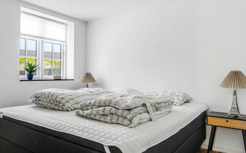 Viivi - 900M from the Sea: Chambre, Sol, Lit, Sol, Literie, Design Intérieur, Cadre De Lit, Drap De Lit, Linge