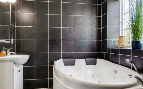 Viivi - 900M from the Sea: Salle De Bains, Luminaire Plomberie, Design Intérieur, Sol, Baignoire, Sol, Plomberie, Robinet, Évier, Éclairage