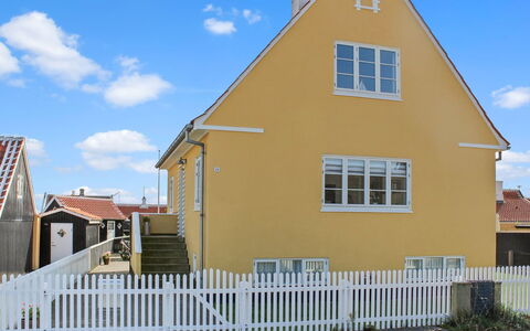 Borka - 150M from the Sea: Bâtiment, Fenêtre, Maison, Façade, Toit, Domicile, Zone Résidentielle, Architecture, Chalet, Composite