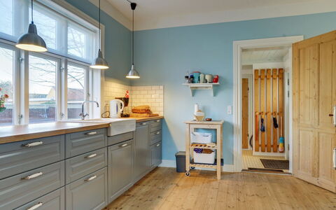 Reko - 500M from the Sea: Sol, Design Intérieur, Bois, Cabinetry, Sol, Cuisine, Meubles, Plafond, Tiroir, Comptoir