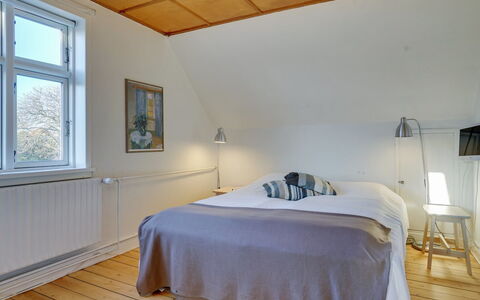 Reko - 500M from the Sea: Lit, Chambre, Sol, Design Intérieur, Sol, Bois, Plafond, Parquet, Drap De Lit, Literie