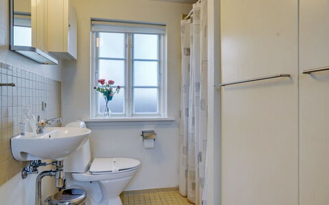Reko - 500M from the Sea: Salle De Bains, Luminaire Plomberie, Lavabo, Évier, Sol, Design Intérieur, Sol, Toilette, Robinet, Plomberie