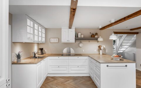 Juhana - 150M from the Sea: Meubles, Cuisine, Cabinetry, Sol, Design Intérieur, Comptoir, Bois, Appareil De Cuisine, Sol, Tiroir