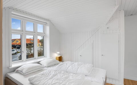 Juhana - 150M from the Sea: Bois, Chambre, Sol, Plafond, Design Intérieur, Lit, Literie, Appartement, Linge, Cadre De Lit