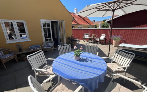 Juhana - 150M from the Sea: Bois, Toit, Architecture, Domicile, Maison, Chalet, Siding, Dur, Pente, Biens