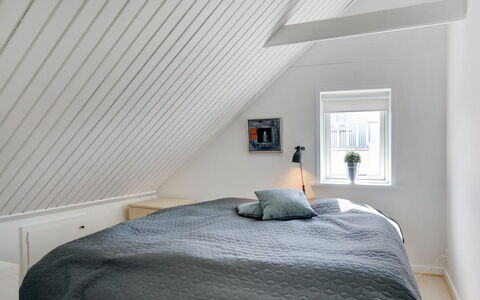 Naina - 200M from the Sea: Chambre, Bois, Design Intérieur, Plafond, Lit, Sol, Sol, Literie, Drap De Lit, Éclairage